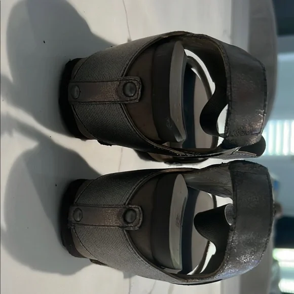 Silver Sandals with Modern Slingback Design - Picture 4 of 5